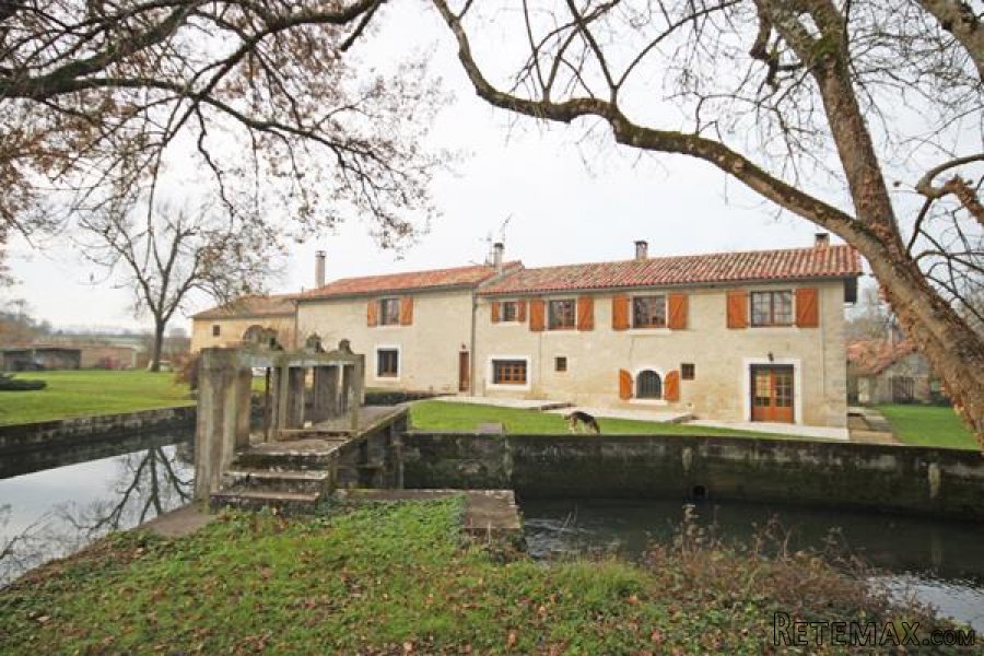 Cherigné (79) - Detached mill in grounds of almost 1.5 hectares..