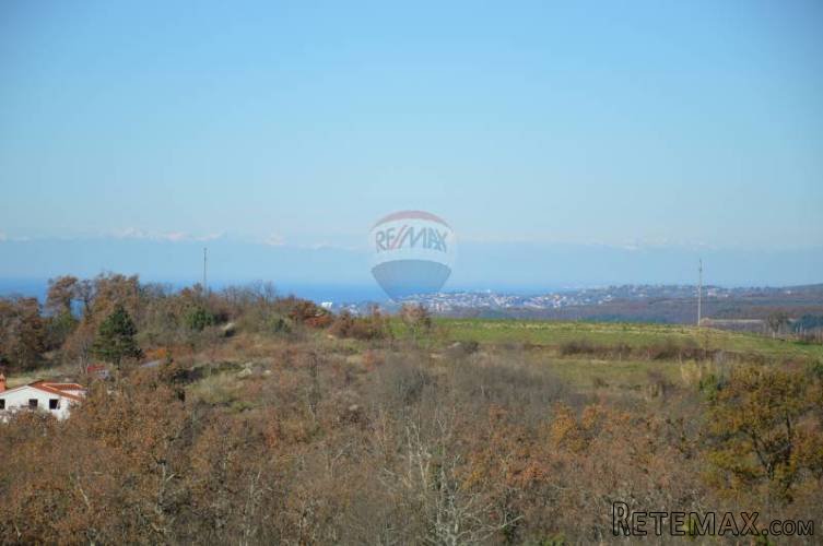 Buje, Momjan, građevinsko zemljište od 2000 m2 sa...