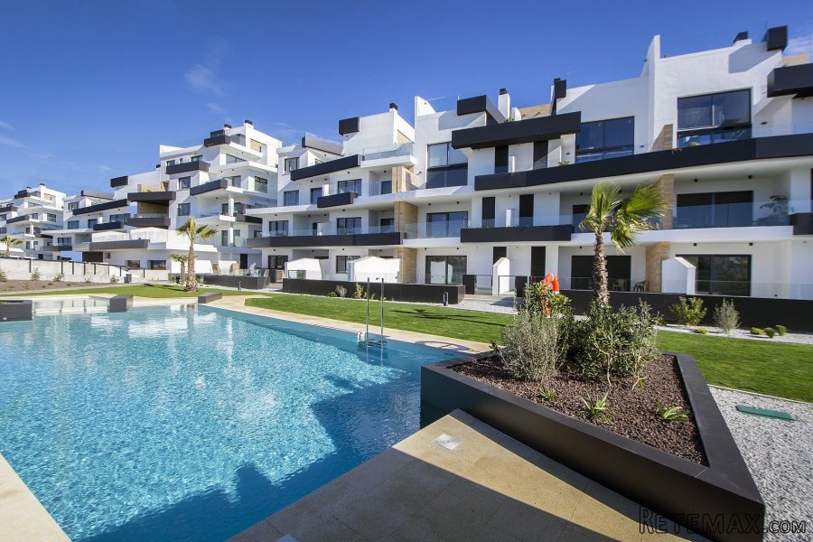 Los apartamentos se ubican en Villamartín, en urbanización..