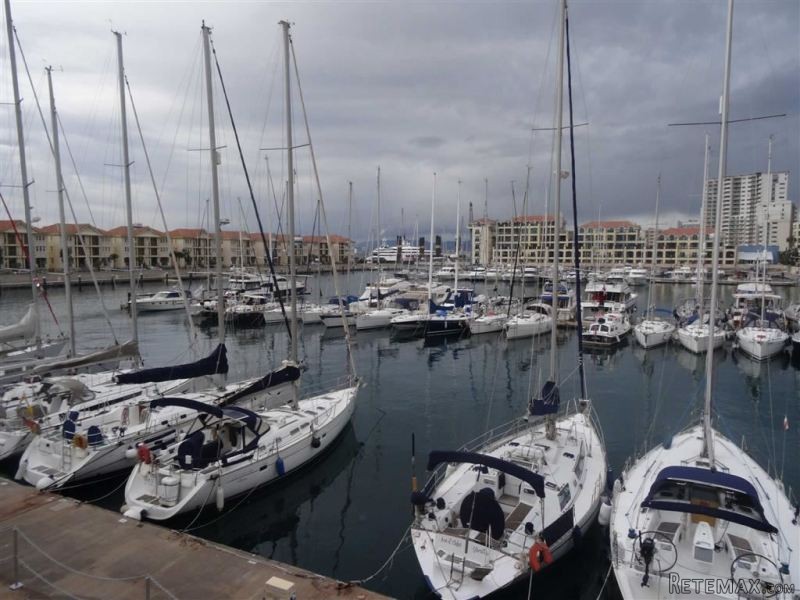 3 bed apartment in Queensway Quay