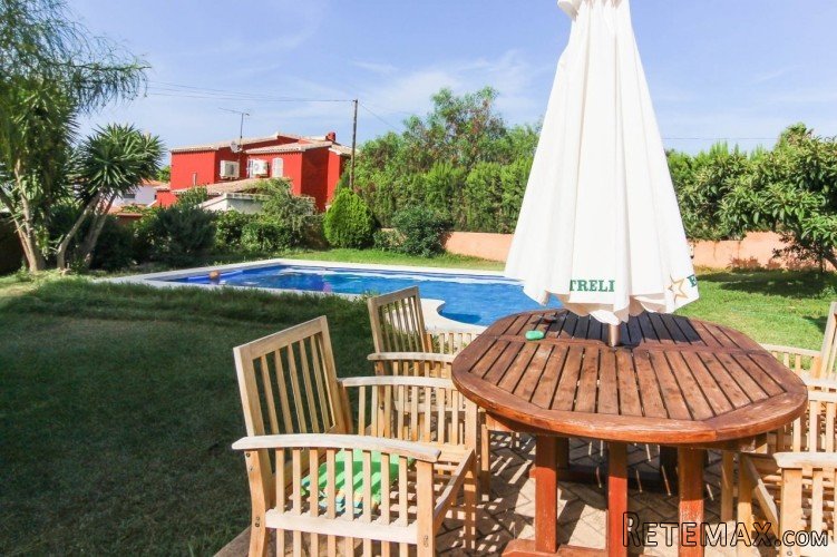 This villa built in rustic style is located on a spacious.. - 2