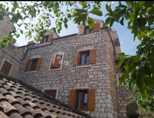 Prilika! Poslovno-stambena vila u Supetru, Brač - 3