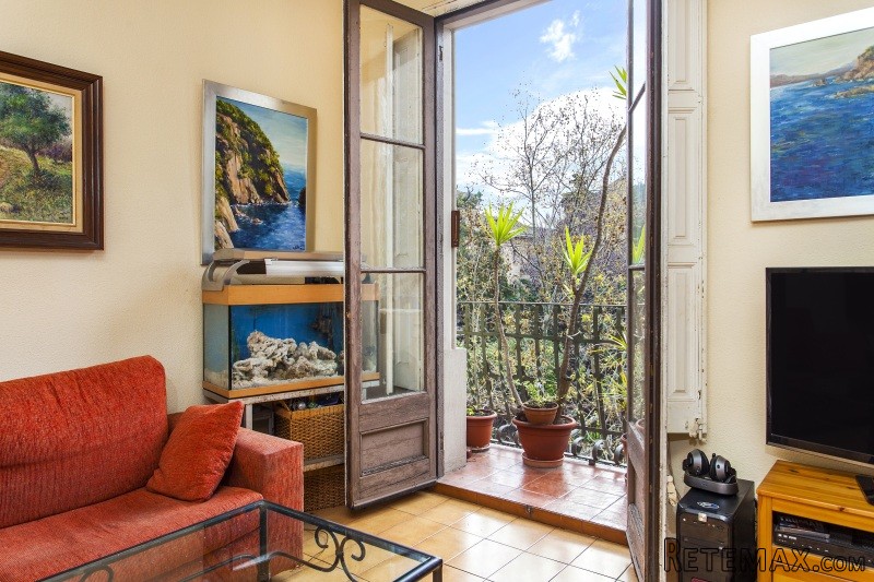 Modernist Flat In Eixample Golden Square