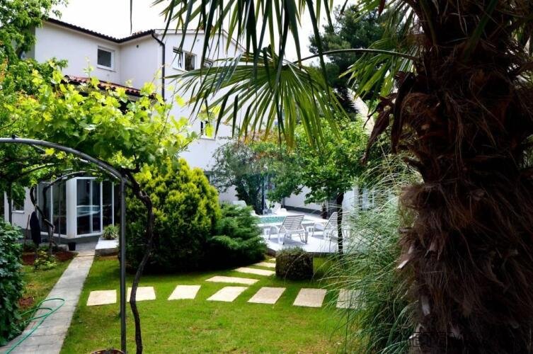 Istra,Pula,kuća sa 3 stana i apartmanima blizu mora