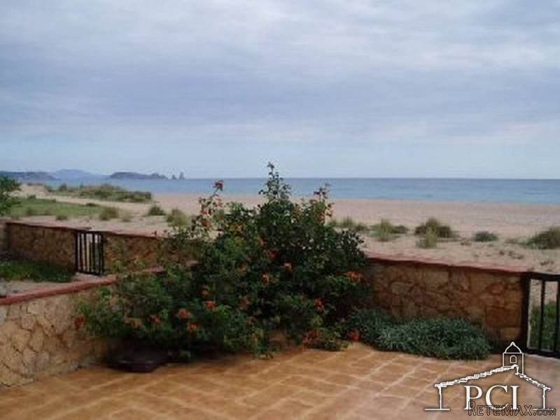 Apartment in first line to the beach.