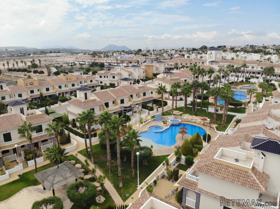 Chalet adosado de 2 plantas con terraza y jardin de 40.. - 3