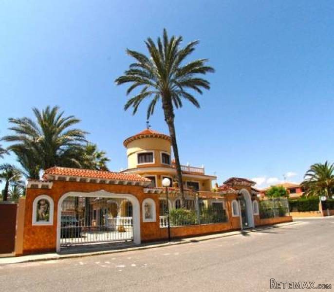 6 Bedroom 5 Bathroom Villa In..