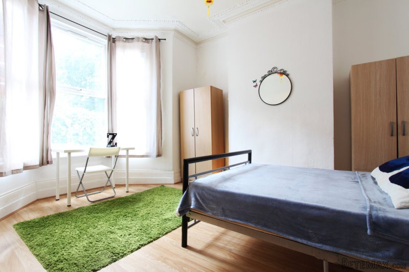 Single with double bed near Turnpike..