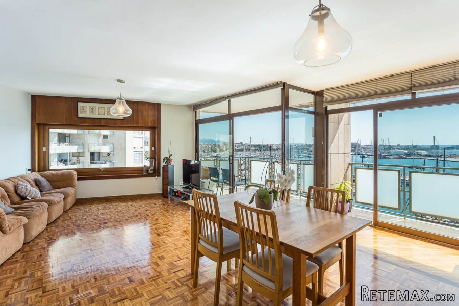 This spacious apartment is situated in a building next to..