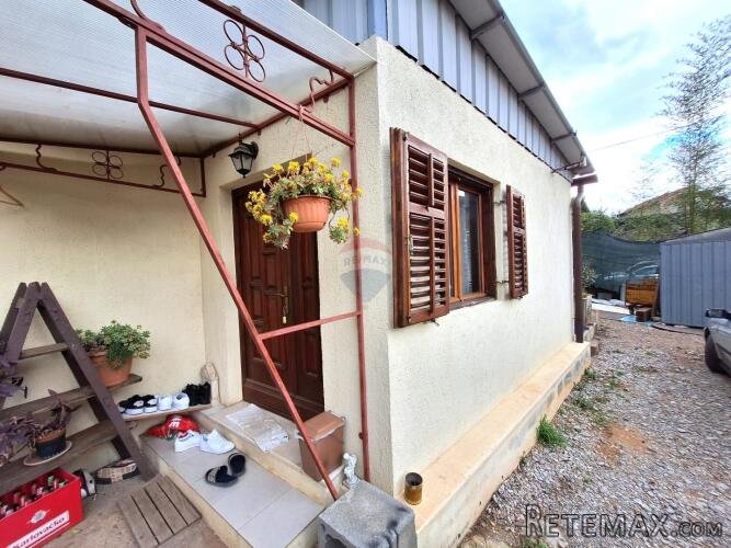 Opatija, okolica - poslovna zgrada s apartmanom