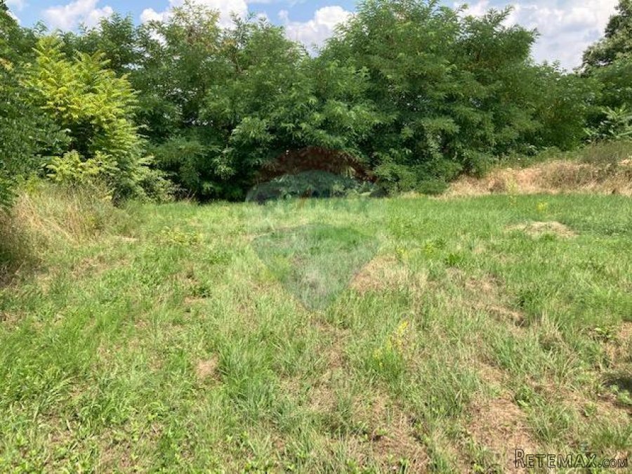 Grožnjan, građevinsko zemljište površine 1418 m2 s idejnim p - 2