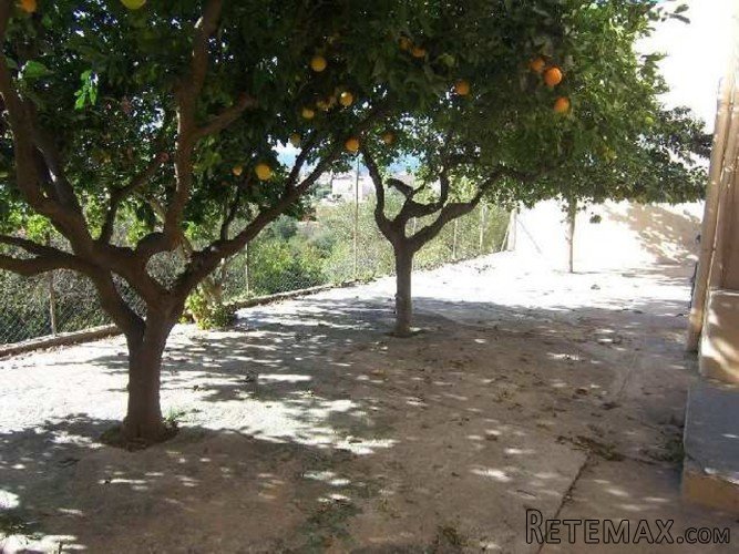 Quietly located townhouse plus plot of 160m2. 250 m2.. - 2