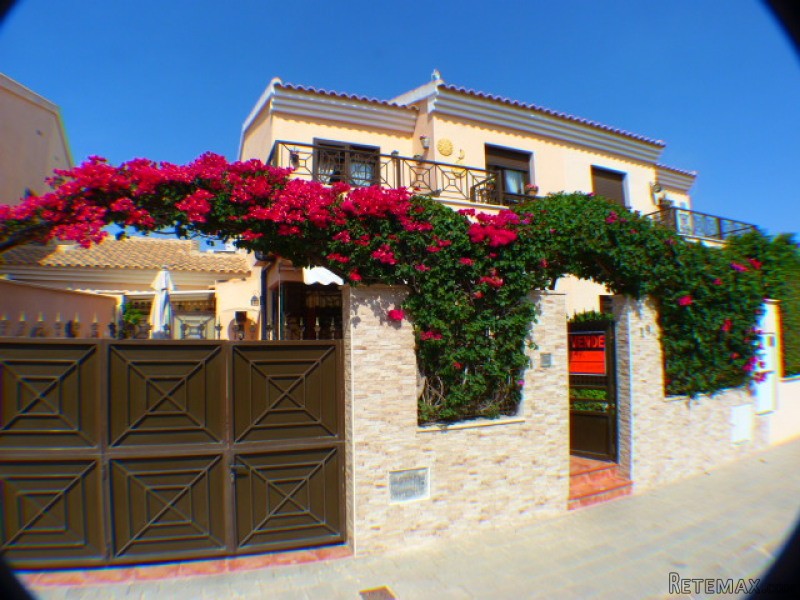 3 Bedrooms Town House For Sale - 2