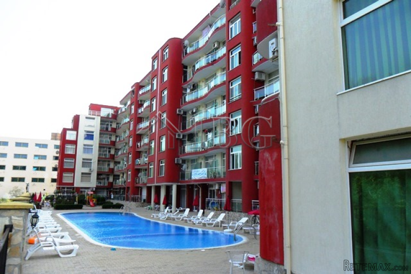 Top floor spacious studio apartment..