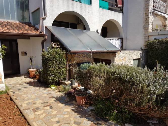 Prodaje se kuća sa 4 stana - 2