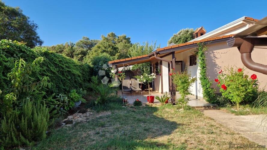 kuća s lijepim dvorištem u Šišanu - 2