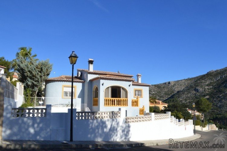 Modern detached villa on a south facing corner plot with.. - 2