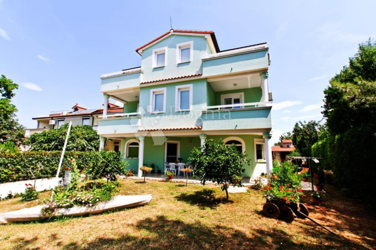 Kvalitetna nekretnina za investiciju (11 apartmana)