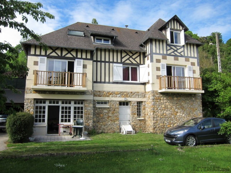 Stunning House in Landscaped Grounds