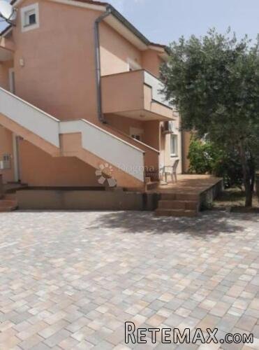 Novalja, kuća sa četiri apartmana