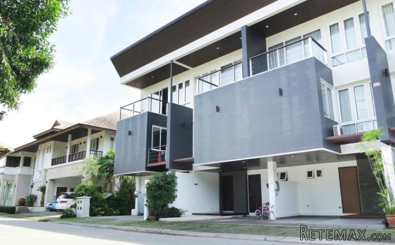 A Modern Waterfont 3 Bedroom Townhome..