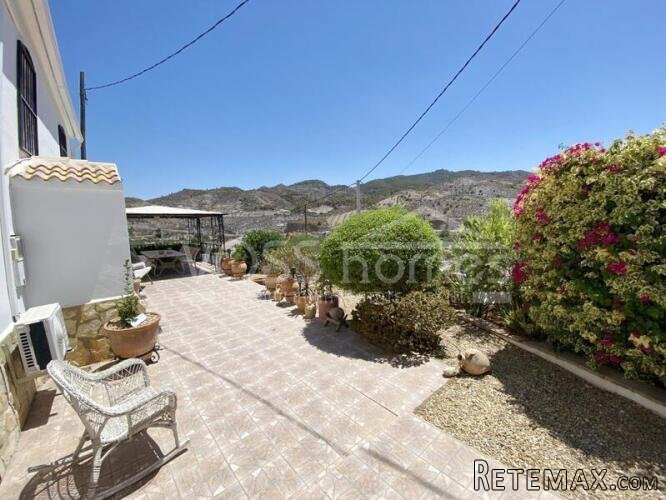 A beautifully renovated and maintained 2 storey, light &.. - 9
