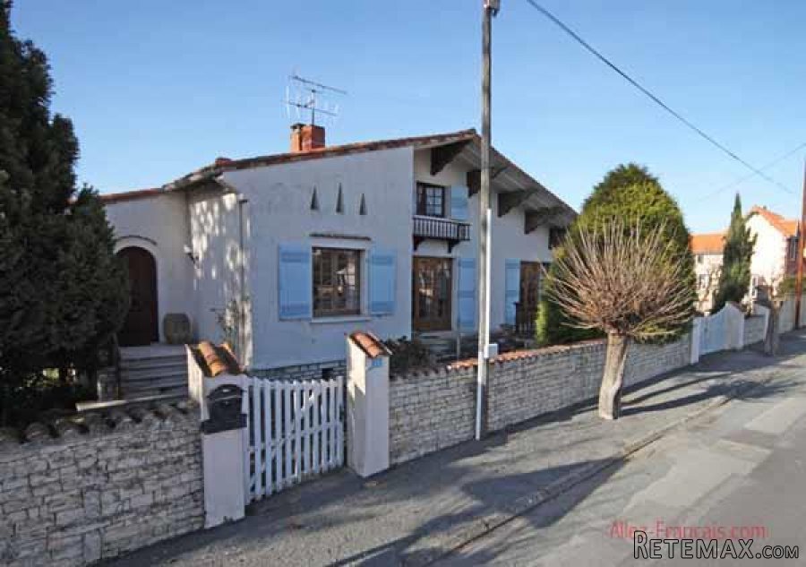 Chef Boutonne (79) - Detached town house to refresh offering..