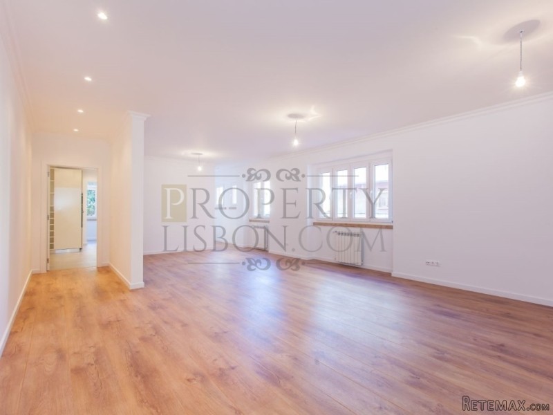 T4 Lisbon Apartment with elevator for..