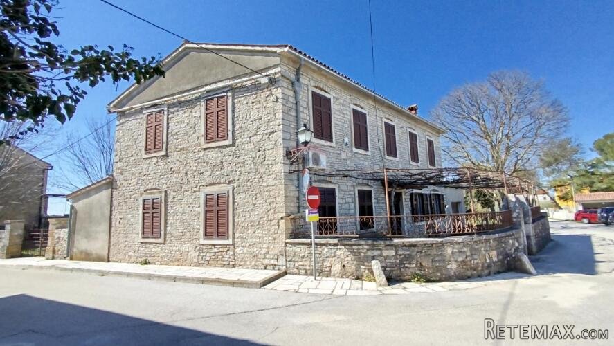 Istra, Kanfanar - Povijesna kamena kuća s pogledom na more