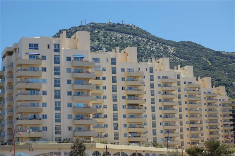 2 bed apartment in Watergardens