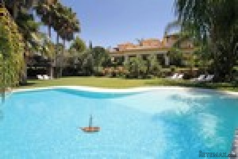 6 Bedrooms - Villa - Malaga - For Sale