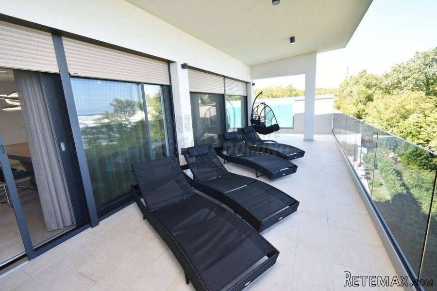 Luksuzni penthouse s krovnim bazenom i otvorenim pogledom.. - 12