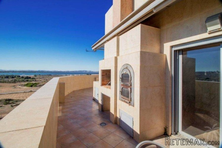 This spectacular penthouse on the 5th floor with a south.. - 2