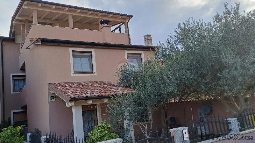 Istra,Pula-kuća u nizu s 3 stana,okućnicom i terasama