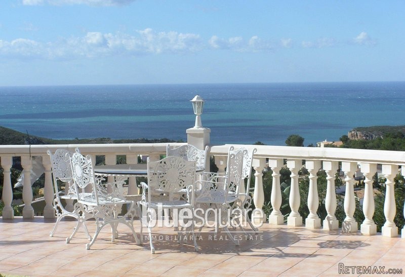 Luxurious villa with impressive sea..