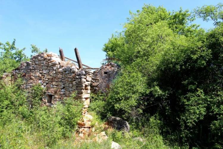 Stara ruševna kuća nedaleko od Kaštelira