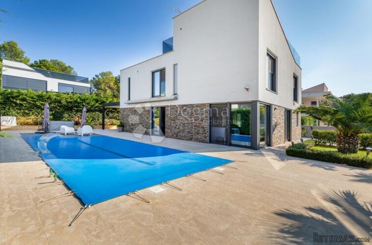 Luksuzna villa sa bazenom, 100 metara od mora!