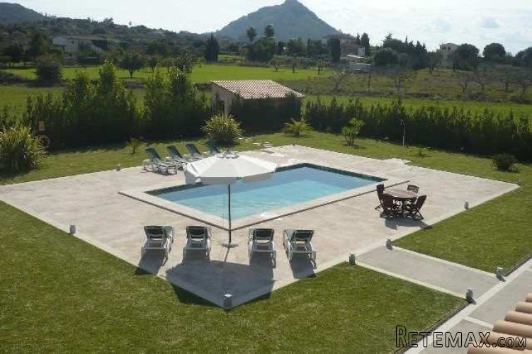 28.000m2 plot with a 400m2 country home and private pool in.. - 2