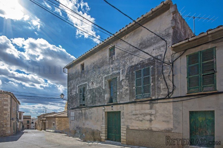 Large townhouse still in its original state so has not been.. - 2