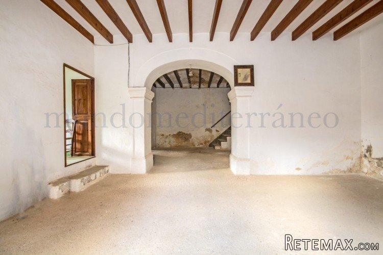 Large townhouse still in its original state so has not been.. - 3
