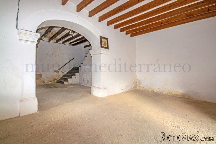 Large townhouse still in its original state so has not been.. - 4