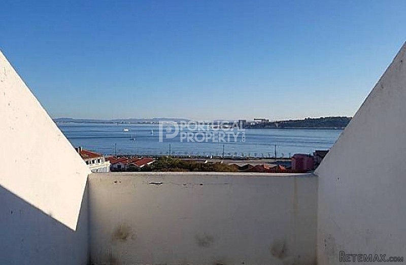 Fantastic 4 bedroom Duplex with river..