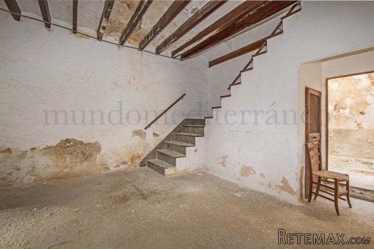 Large townhouse still in its original state so has not been.. - 5