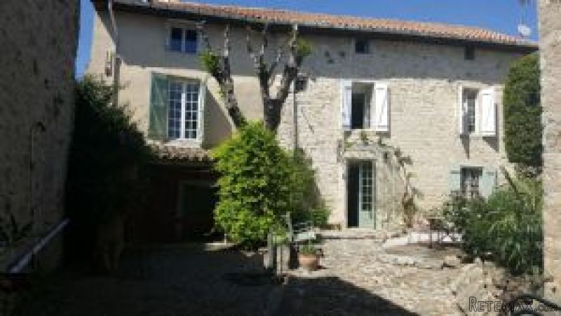 Maison en pierres renovee avec goût de..