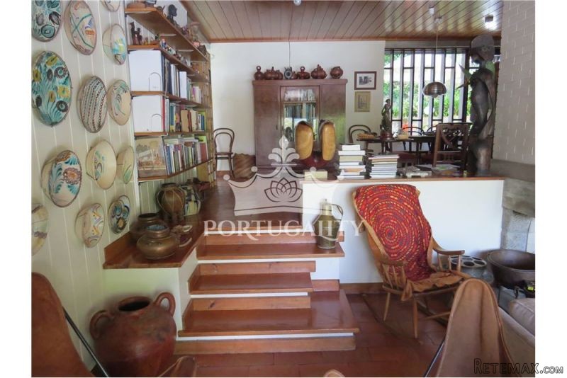 House With 4 Bedrooms Inserted In A..