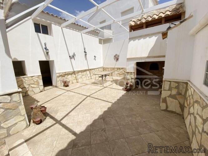 NEW & EXCLUSIVE TO VOSS HOMES - A Large bed & breakfast.. - 2