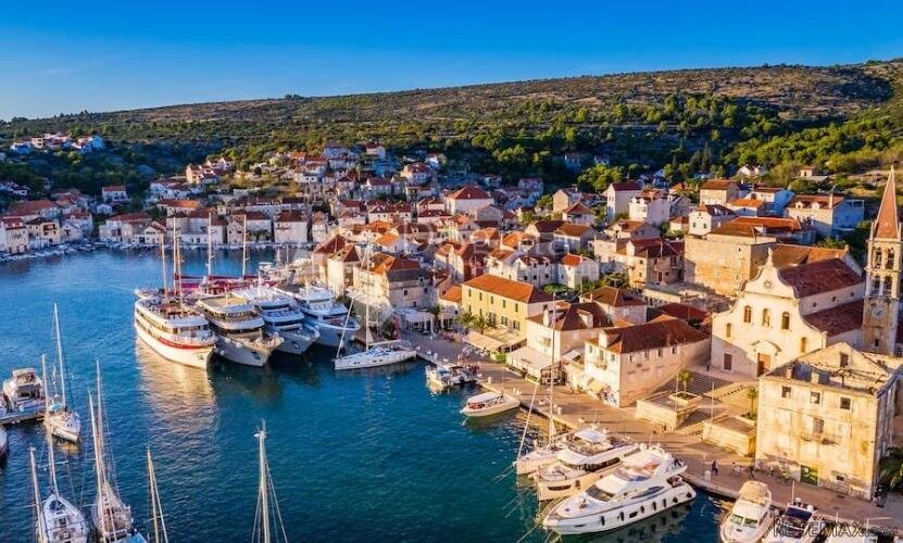 Atraktivno građevinsko zemljište na Braču (Milna) 3000m2