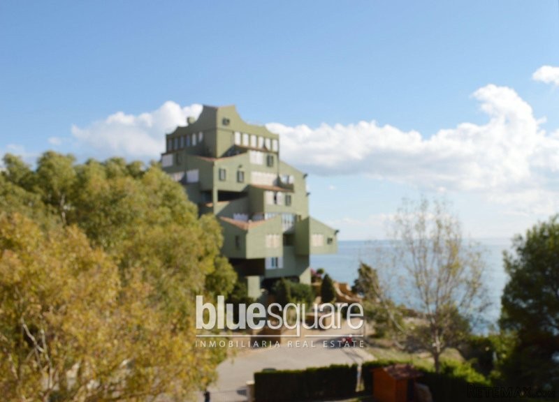 Renovated 3 bedroom apartment with sea..