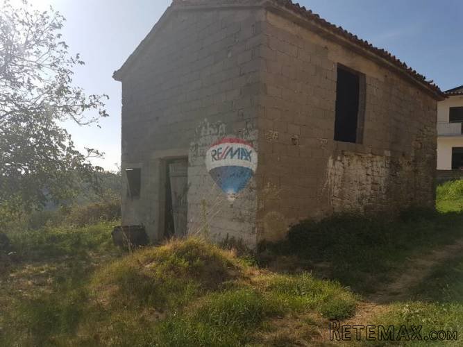 Kuća za adaptaciju s okućnicom od 1123m2