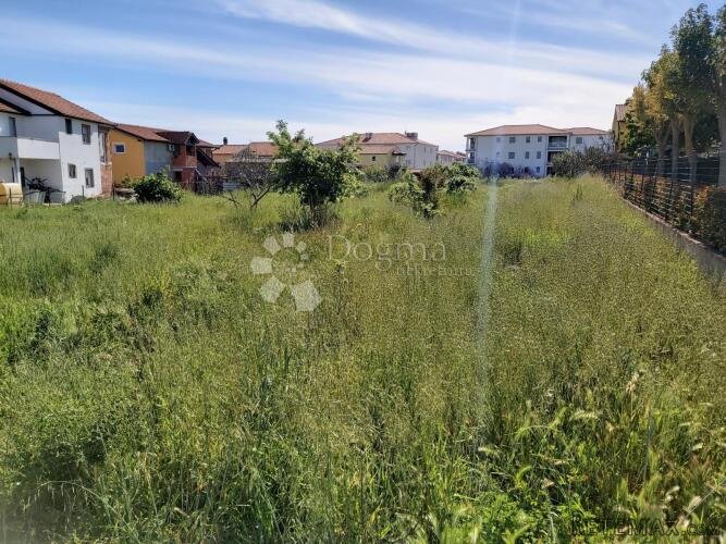 Prostrano zemljište na odličnoj lokaciji - 4